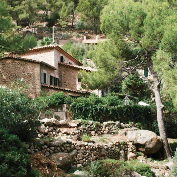 Grünfläche auf Mallorca mit Bestandsimmobilie 